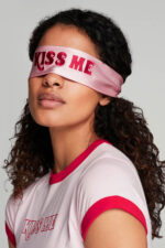 Маска для очей Kiss me Agent Provocateur на моделі